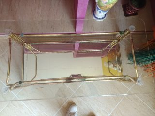 Mesa auxiliar cristal y metal dorado.