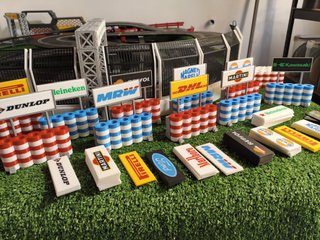 Neumáticos decorativos con publicidad Scalextric