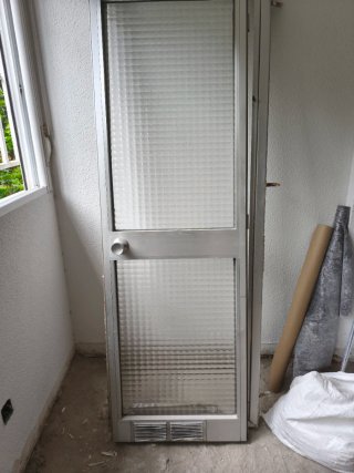 Puerta baño aluminio con marco