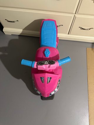 Moto de juguete rosa y azul
