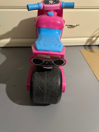 Moto de juguete rosa y azul