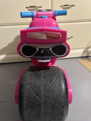 Moto de juguete rosa y azul