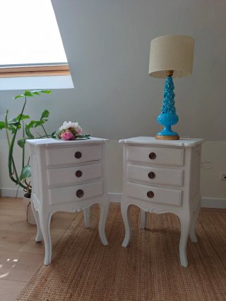 Mesitas francesas restauradas en blanco