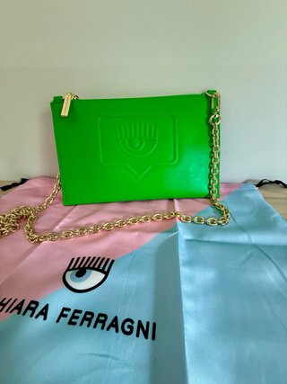 Bolso Chiara Ferragni verde con cadena dorada