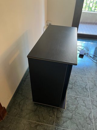 Mueble TV con ruedas y puertas de cristal