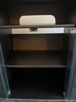 Mueble TV con ruedas y puertas de cristal