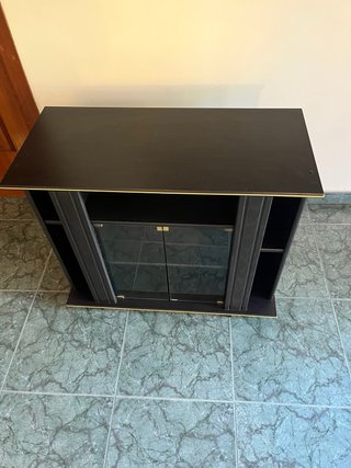 Mueble TV con ruedas y puertas de cristal