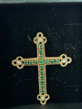 Colgante Cruz Oro con Esmeraldas y Diamantes