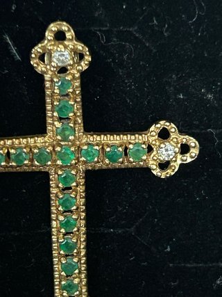 Colgante Cruz Oro con Esmeraldas y Diamantes