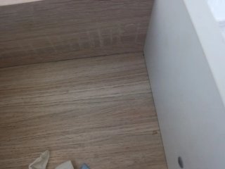 Mueble de salón blanco y madera