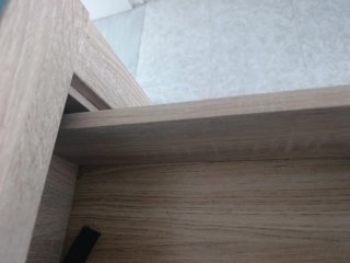 Mueble de salón blanco y madera