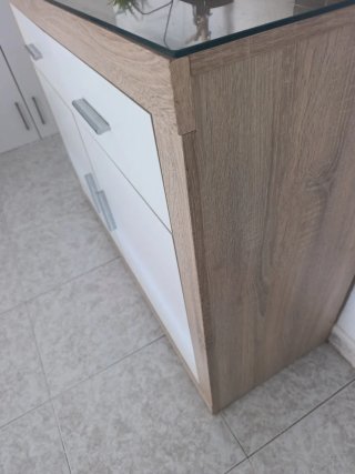 Mueble de salón blanco y madera
