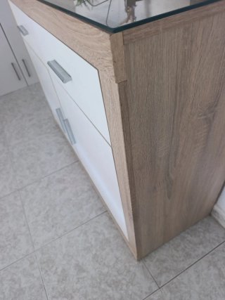 Mueble de salón blanco y madera