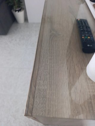 Mueble de salón blanco y madera