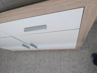 Mueble de salón blanco y madera