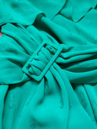 Vestido verde asimétrico con volantes