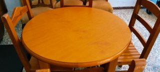 Mesa redonda y 4 sillas de madera
