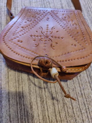 Bolso de cuero con bandolera ajustable