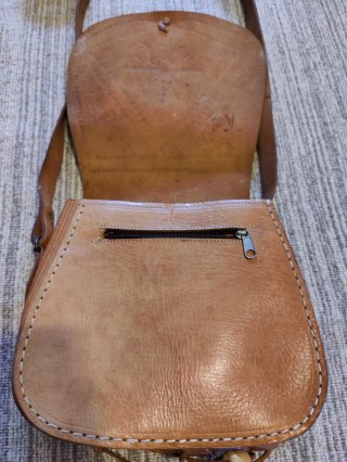 Bolso de cuero con bandolera ajustable