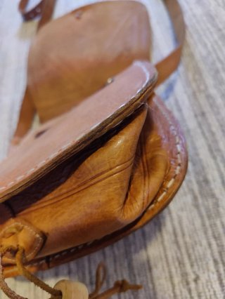 Bolso de cuero con bandolera ajustable