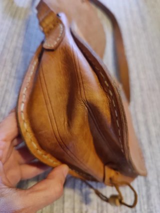 Bolso de cuero con bandolera ajustable