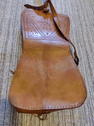 Bolso de cuero con bandolera ajustable