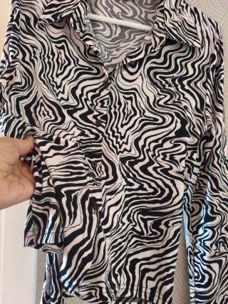 Camisa de mujer con estampado cebra