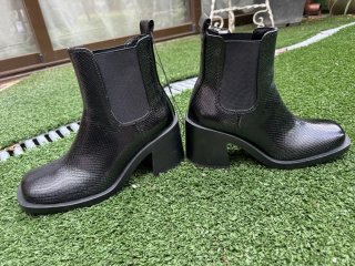 Botines tacón negros efecto piel serpiente