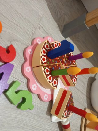 Tarta de juguete con velas y números