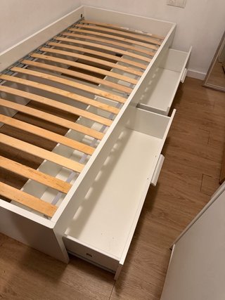 Cama individual blanca con cajones