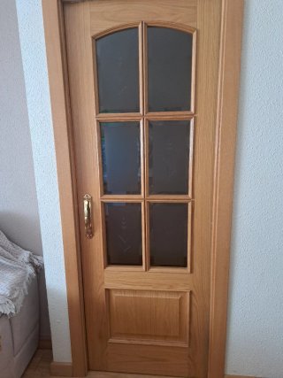 Puerta interior corredera de madera con cristal