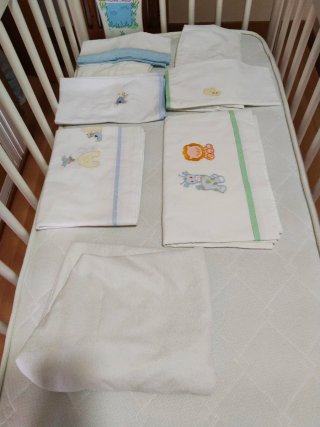 Cuna con colchón, funda y sábanas