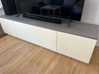 Mueble bajo TV gris y blanco