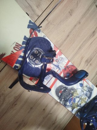 Tavola da snowboard con attacchi