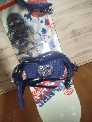 Tavola da snowboard con attacchi