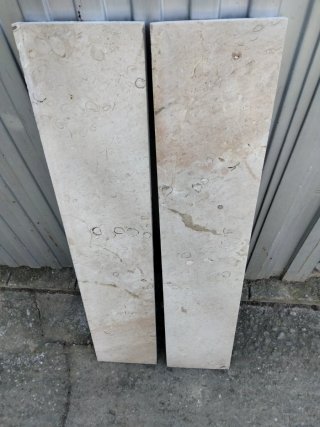 Tira de mármol: 80 cms. x 16 cms.