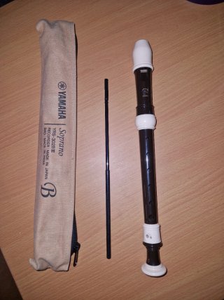 Flauta dulce Yamaha con funda y limpiador