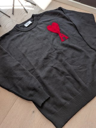 Jersey Ami Paris Negro Corazón Rojo Talla M
