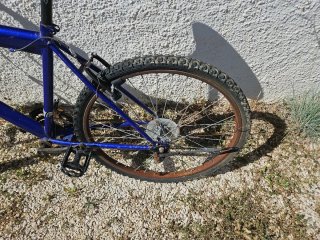 Bicicleta de montaña azul y blanca