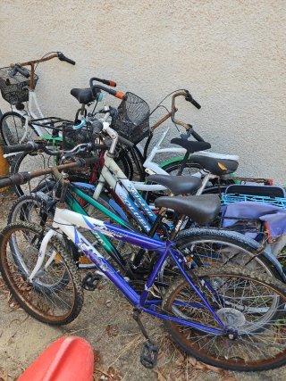 Bicicleta de montaña azul y blanca