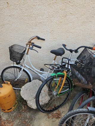 Bicicleta de montaña azul y blanca