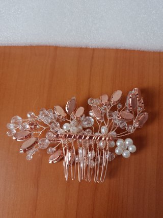 Peina de fiesta en cobre, pedrería y perla blanca
