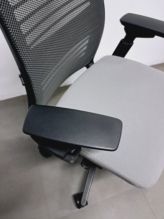 Sedia ergonomica professionale STEELCASE THINK v2