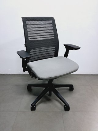 Sedia ergonomica professionale STEELCASE THINK v2