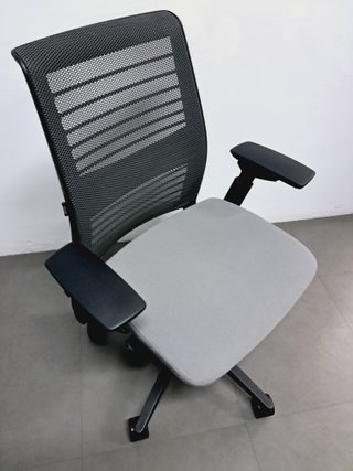 Sedia ergonomica professionale STEELCASE THINK v2