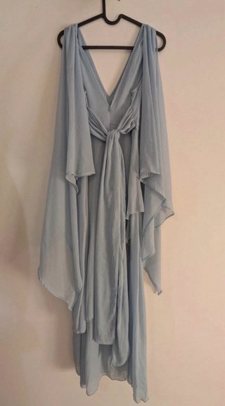 Vestido largo azul claro con mangas de capa