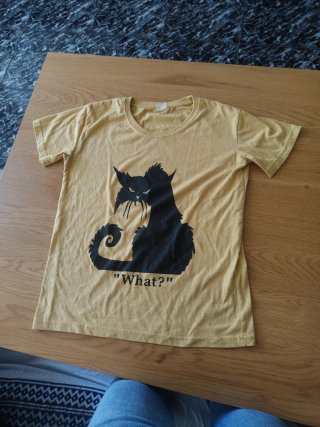 Camiseta amarilla con gato negro What?