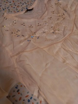 Túnica beige bordada con lentejuelas