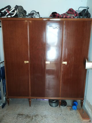 Armario antiguo de madera con cerraduras