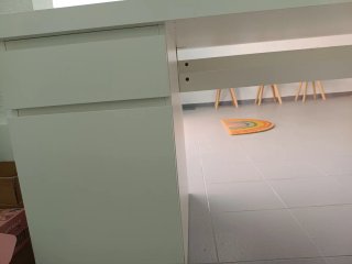 Escritorio blanco con cajón y armario.